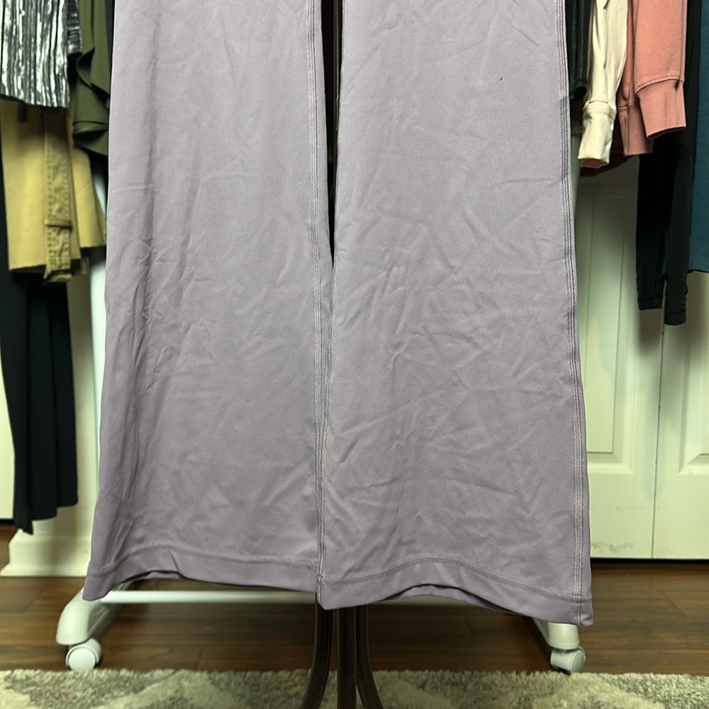 LULULEMON Groove Nulu Super-High-Rise Flared Pant
Regular SIZE 6 square dot - Picture 10 of 10